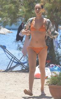 Cansu Dere feet photo thumbnail