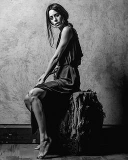 Cansu Dere feet photo thumbnail
