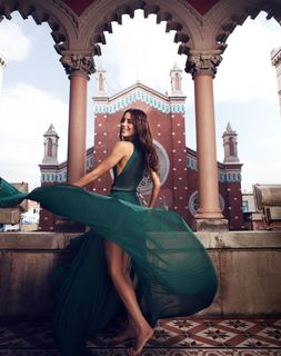Cansu Dere feet photo thumbnail