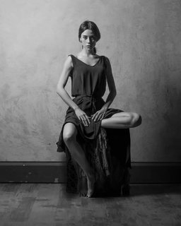 Cansu Dere feet photo thumbnail