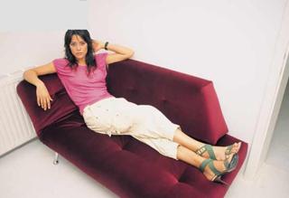 Cansu Dere feet photo thumbnail