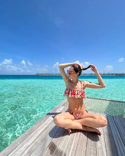 Cansu Dere feet photo thumbnail