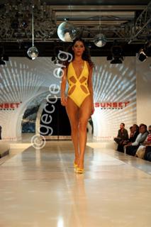 Cansu Dere feet photo thumbnail