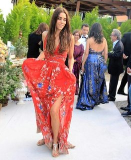 Cansu Dere feet photo thumbnail
