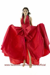 Cansu Dere feet photo thumbnail