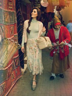 Cansu Dere feet photo thumbnail