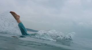 Cansu Dere feet photo thumbnail