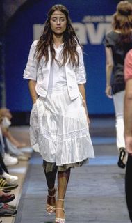 Cansu Dere feet photo thumbnail