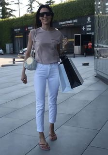 Cansu Dere feet photo thumbnail