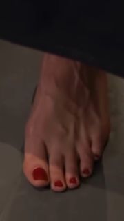 Cansu Dere feet photo 2