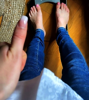 Capucine Anav feet photo thumbnail