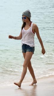Cara Delevingne feet photo thumbnail