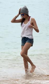 Cara Delevingne feet photo thumbnail