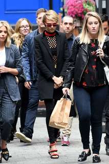 Cara Delevingne feet photo thumbnail