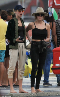 Cara Delevingne feet photo thumbnail