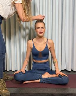 Cara Delevingne feet photo thumbnail