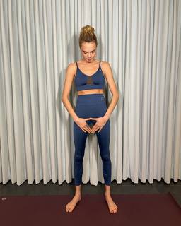 Cara Delevingne feet photo thumbnail