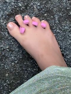 Cara Delevingne feet photo thumbnail