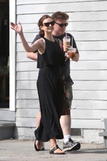 Carey Mulligan feet photo thumbnail