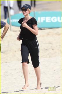 Carey Mulligan feet photo thumbnail