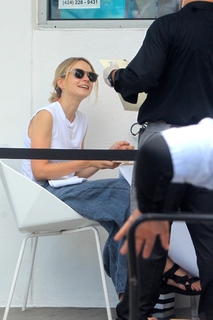 Carey Mulligan feet photo thumbnail