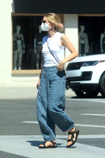 Carey Mulligan feet photo thumbnail