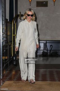 Carey Mulligan feet photo 6
