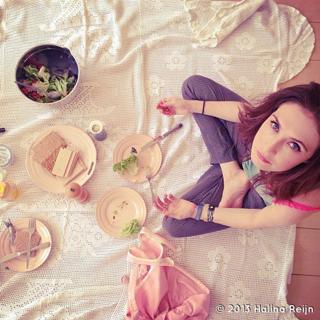 Carice van Houten feet photo thumbnail