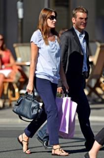 Carla Bruni feet photo thumbnail