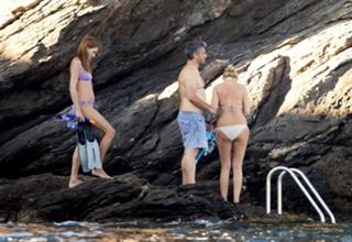 Carla Bruni feet photo thumbnail