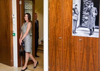 Carla Bruni feet photo thumbnail