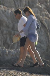 Carla Bruni feet photo thumbnail