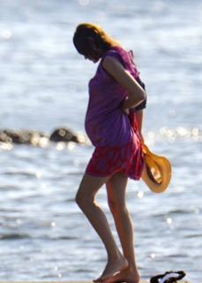 Carla Bruni feet photo thumbnail