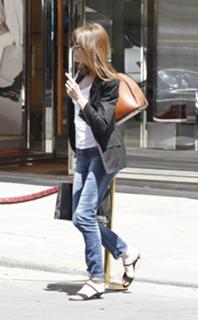 Carla Bruni feet photo thumbnail