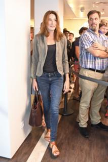 Carla Bruni feet photo thumbnail
