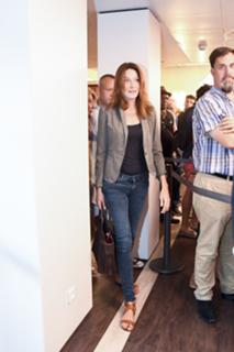 Carla Bruni feet photo thumbnail