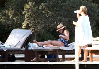 Carla Bruni feet photo thumbnail