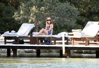 Carla Bruni feet photo thumbnail