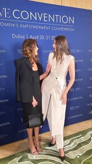 Carla Bruni feet photo thumbnail