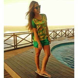 Carla Diaz feet photo thumbnail