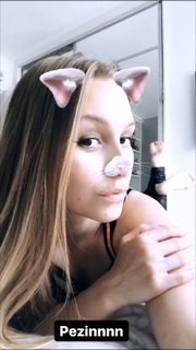 Carla Diaz feet photo thumbnail