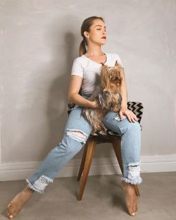 Carla Diaz feet photo thumbnail