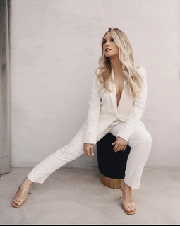 Carla Diaz feet photo thumbnail