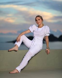 Carla Diaz feet photo thumbnail