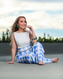 Carla Diaz feet photo thumbnail