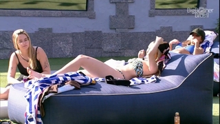 Carla Diaz feet photo thumbnail