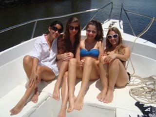 Carla Diaz feet photo thumbnail