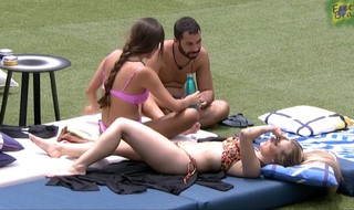 Carla Diaz feet photo thumbnail