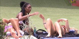 Carla Diaz feet photo thumbnail