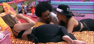 Carla Diaz feet photo thumbnail